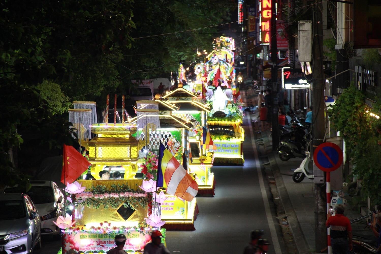 Xe hoa diễu hành mừng Phật Đản 